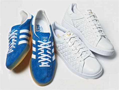 adidas オリジナル スニーカー 写真